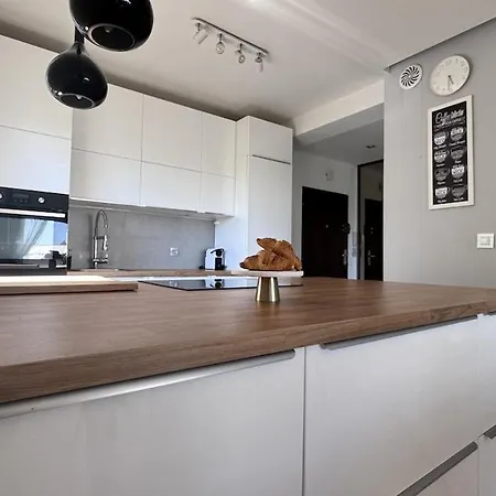115 M2 Near The Center And The Airport - View Of The Lake! شقة